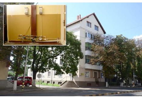 CEAS DUPĂ CEAS. Imobilul din Bulevardul Magheru 19 este singurul bloc din Oradea contorizat la nivel de apartament. "Avem contoare pe apartament pentru că fiecare vecin s-a legat la CET atunci când a putut. Toată lumea s-a încălzit pe lemne până în 2005, când salonul de coafură şi-a băgat primul încălzire centrală. Apoi, pe rând, s-a legat la reţea tot blocul", povesteşte locatara Camelia Horvath